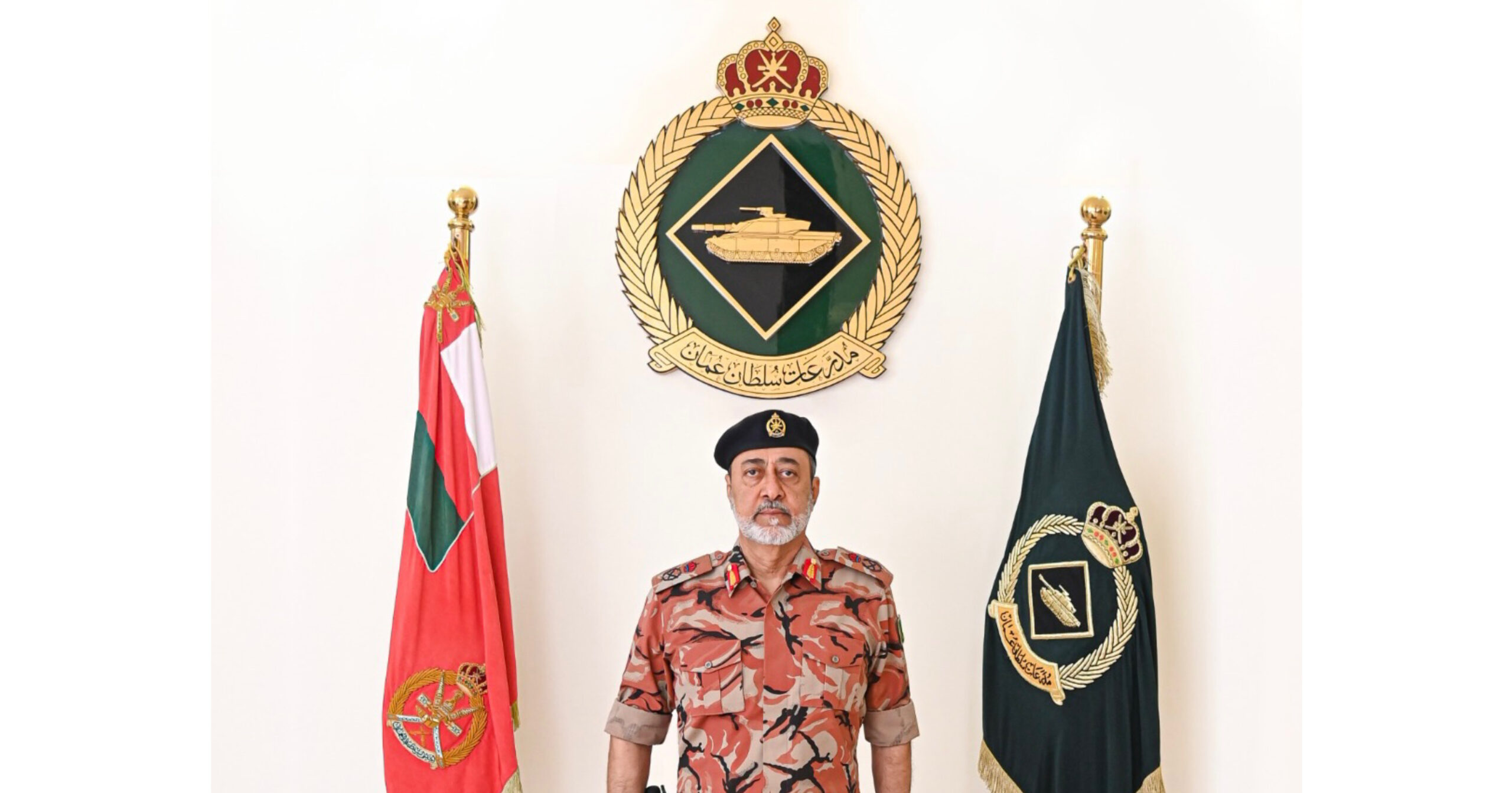 جلالة السلطان يزور مدرعات سلطان عمان