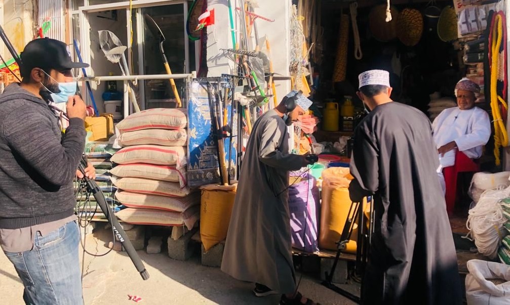 تُرجم للروسية: “آخر الباقين” فيلم يوثق حياة الإنسان العماني في سوق بهلاء
