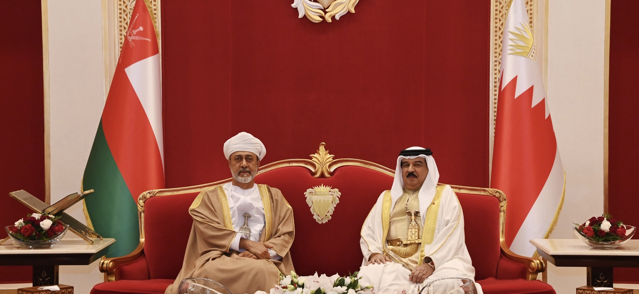صور من مراسم استقبال جلالة السلطان في البحرين