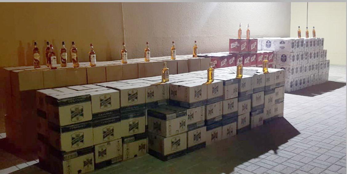 مداهمة تضبط أكثر من 18,000 زجاجة خمر