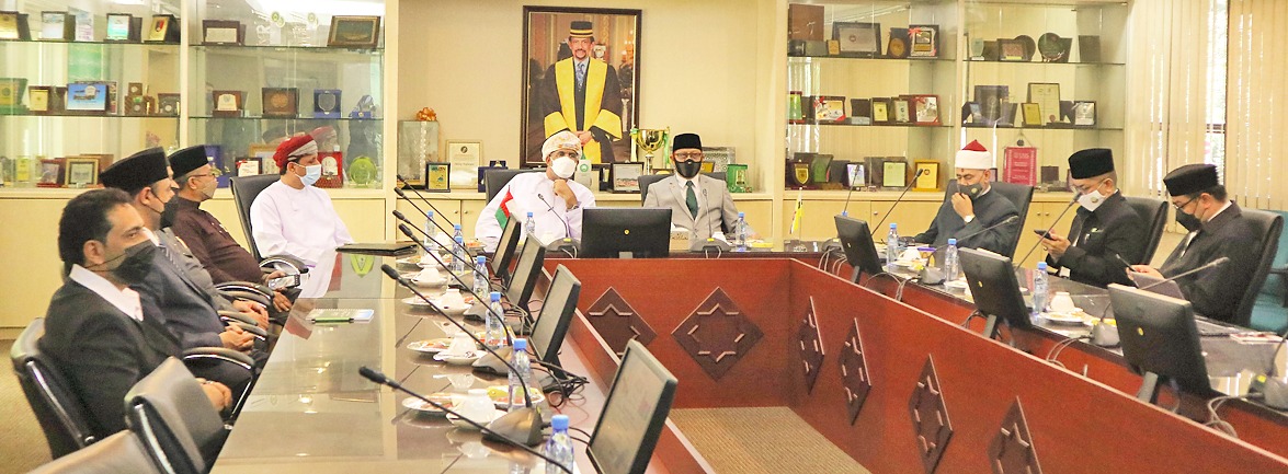 وفد تربوي عماني يزور كلية جامعية للمعلمين في بروناي