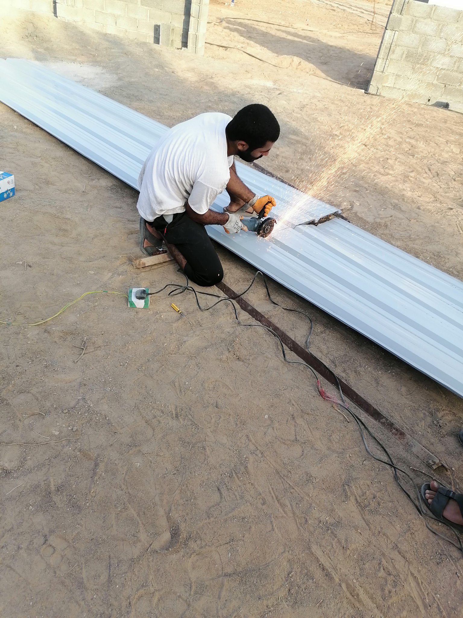 شاب عماني يحول هوايته إلى دخل إضافي