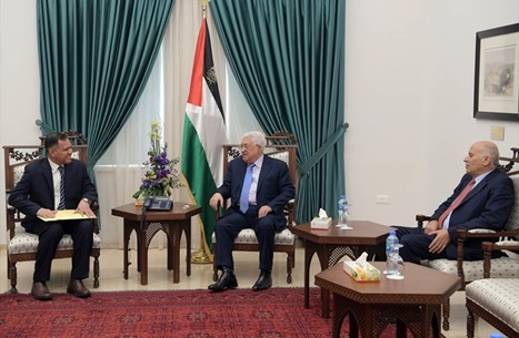 محمود عباس يستقبل مبعوثًا لجلالة السلطان