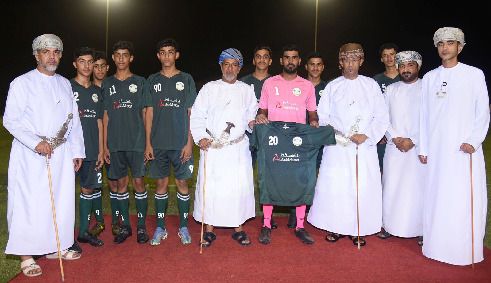 بنك مسقط يفتتح ملعبين جديدين في بدبد وعبري ضمن برنامج “الملاعب الخضراء”