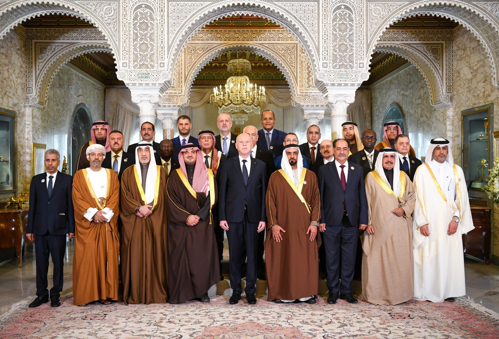 تحيات من جلالة السلطان للرئيس التونسي نقلها وزير الداخلية