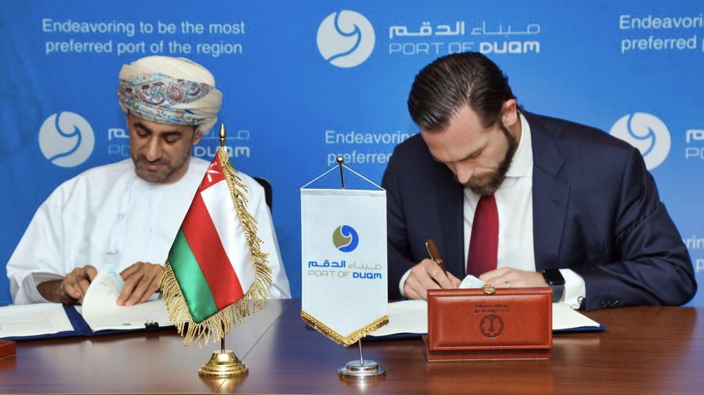 شركة المها توقع اتفاقية ترخيص مع ميناء الدقم لتقديم خدمات التزود بالوقود