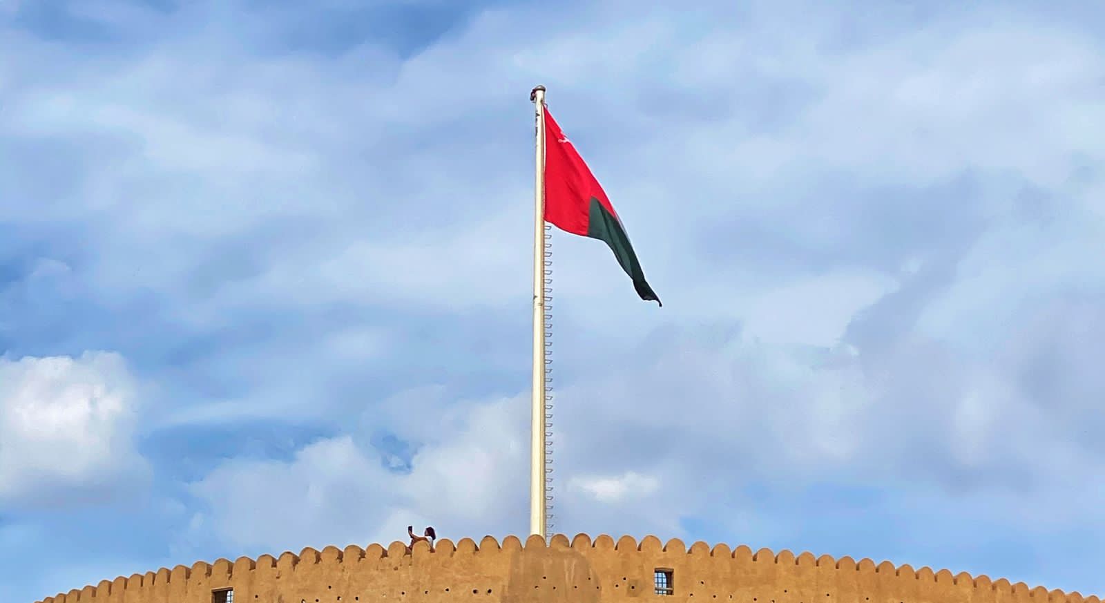 بالفيديو: تسلّقوا سارية علم قلعة نزوى فضبطتهم الشرطة