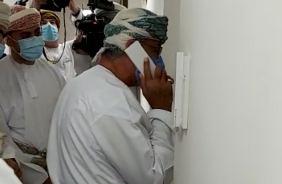 بالفيديو، وزير الصحة لمريض كويتي: عُمان بلدكم وأنتم أخوة أعزاء دائمًا