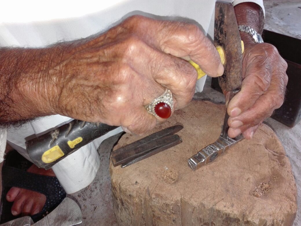 الجرز زي تقليدي عماني يُحافظ عليه أهل مسندم، فماذا تعرف عنه؟