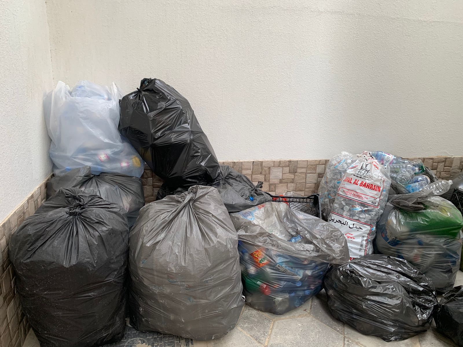 لا تقم برمي العلب البلاستيكية؛ فـ “غرشة” تُساعِد بها الأسر المعسرة