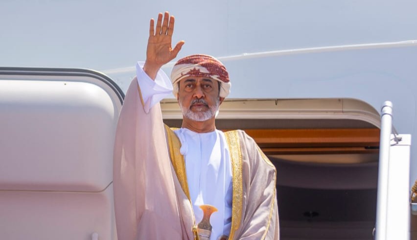 جلالة السلطان يعود إلى أرض الوطن