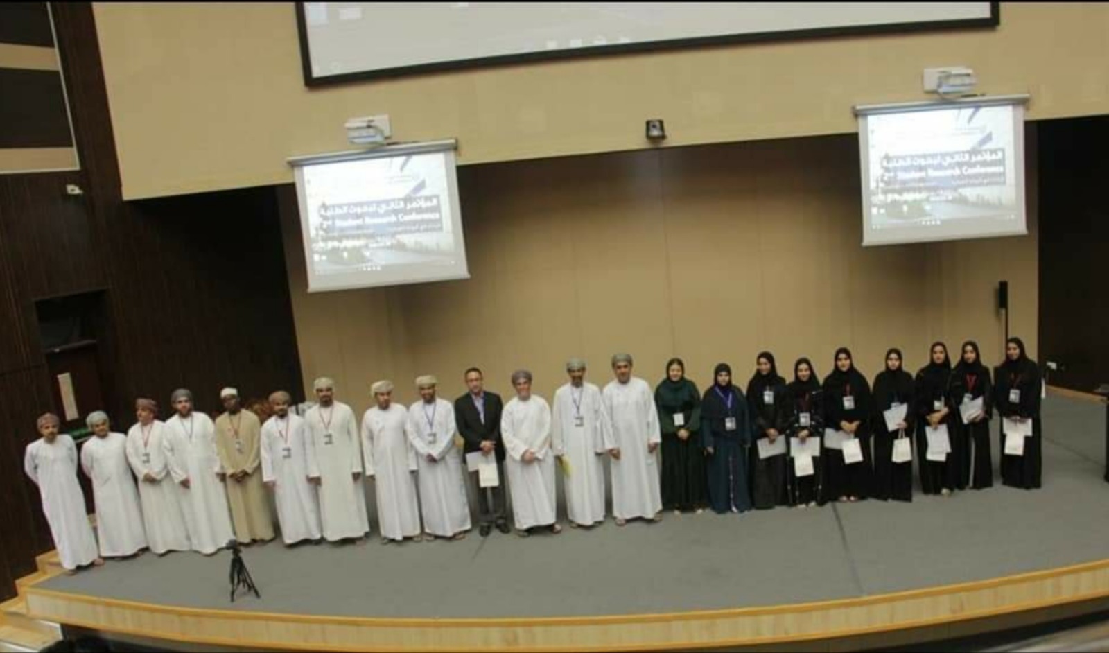 7 أسئلة وأجوبتها تقربنا أكثر من دكتور أردني حط رحاله في جامعة صحار