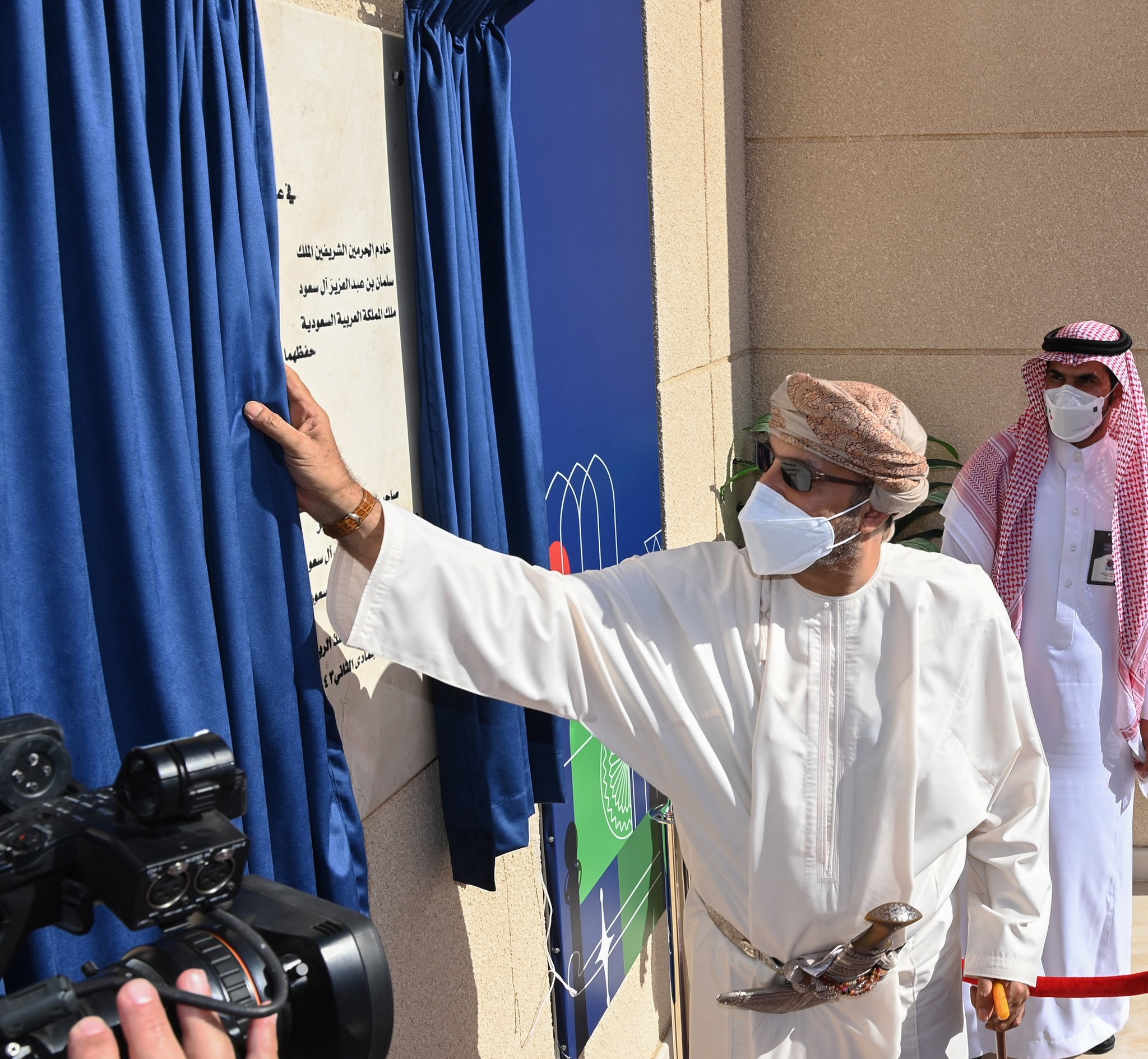 بوجود وزيري الداخلية: إزاحة الستار عن اللوحة التذكارية لمنفذ الربع الخالي