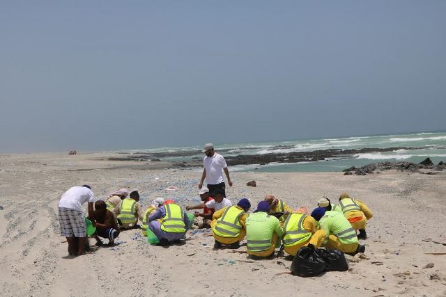 غرق سفينة يستدعي تنظيفا عاجلا لجزيرة مصيرة