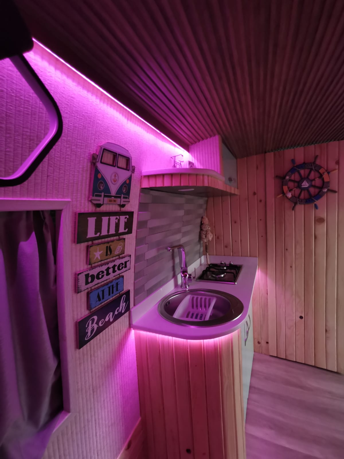 “الباص الرومنسي” مشروع لشابين عمانيين، فما هو؟