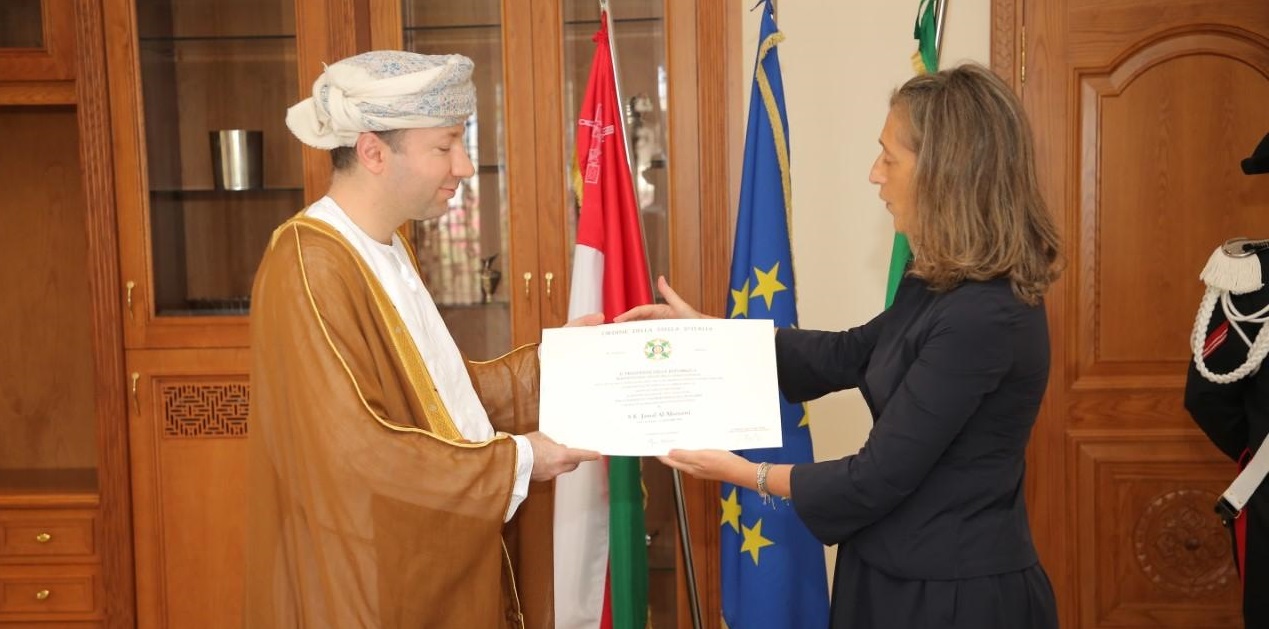 الرئيس الإيطالي يمنح مسؤولا عمانيا وسام “نجمة ⁧‫إيطاليا‬⁩”