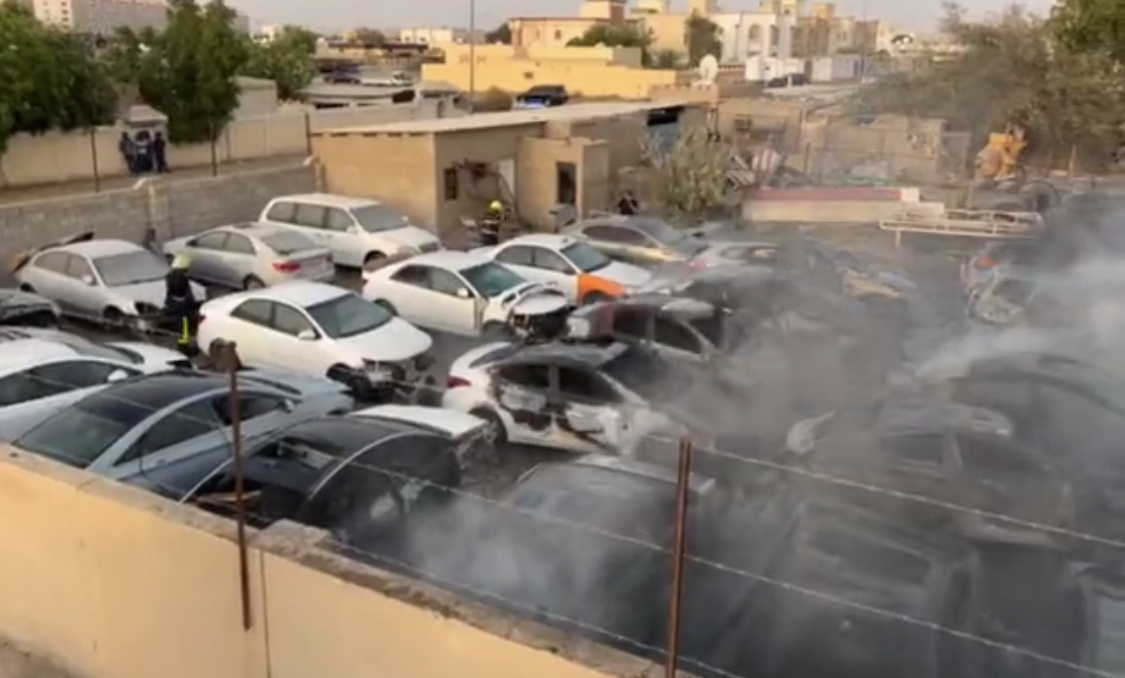 بالفيديو: السيطرة على حريق ورشة لصيانة المركبات