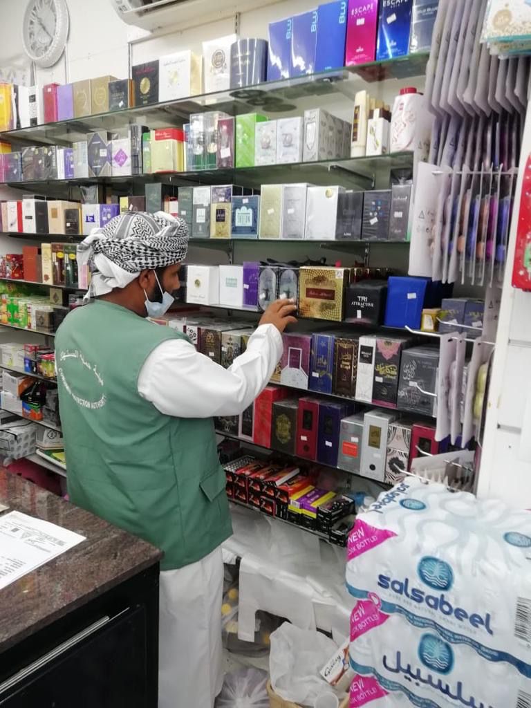 منها “مخلة بالآداب”: ضبط سلع في محلات تجارية