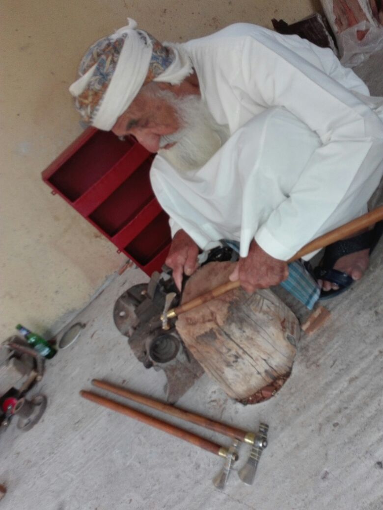 الجرز زي تقليدي عماني يُحافظ عليه أهل مسندم، فماذا تعرف عنه؟