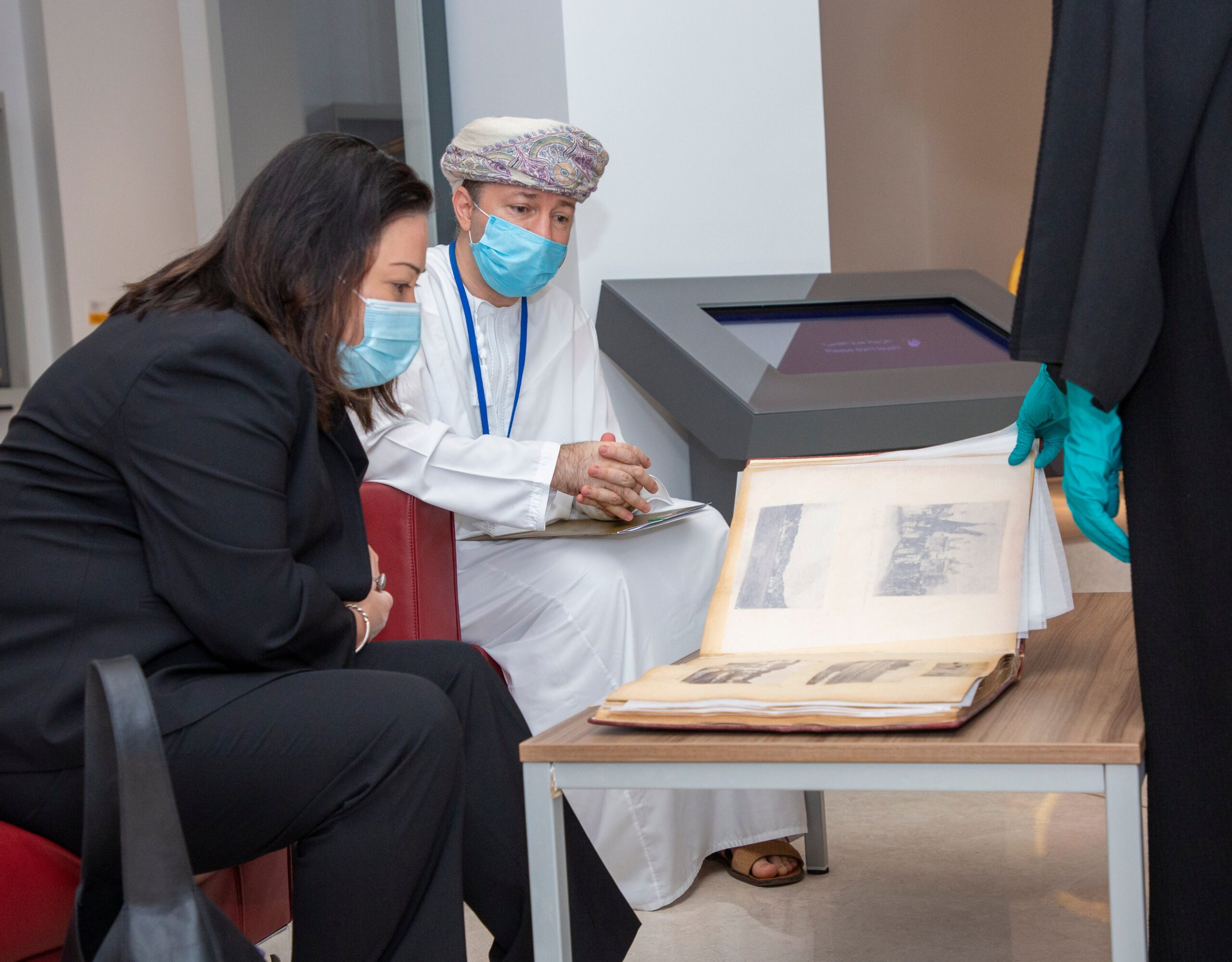 تأهيل ألبوم صور تاريخية للسلطنة تعود للقرن التاسع عشر