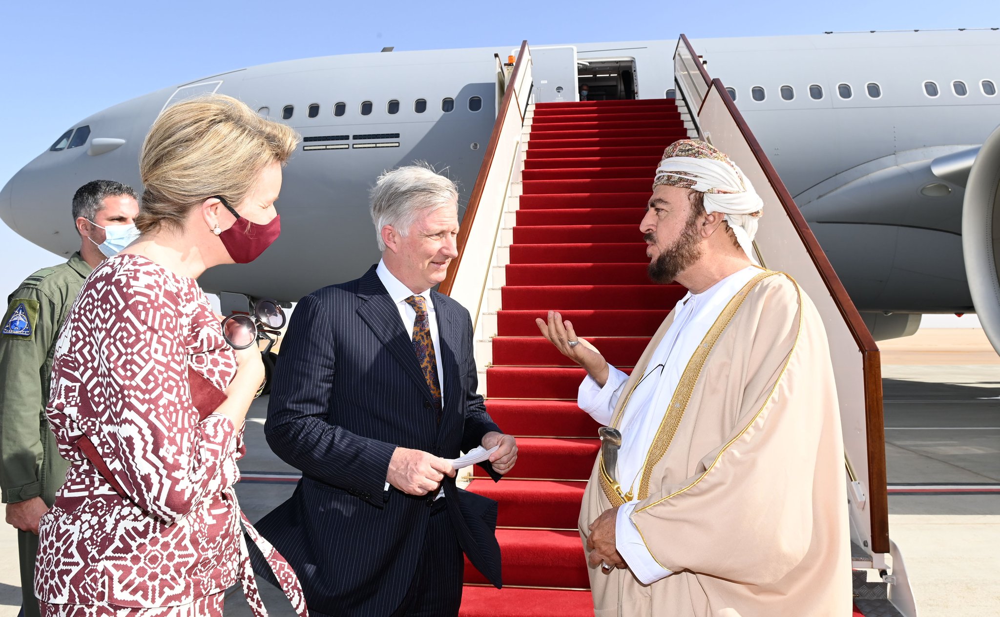 الملك فيليب وقرينته يغادران السلطنة