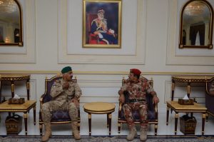 بالصور: رؤساء الأركان الخليجيون يصلون السلطنة