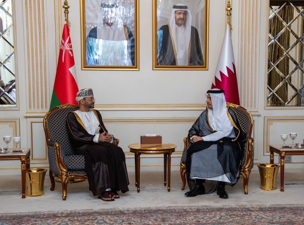 السيد بدر يلتقي برئيس مجلس الوزراء القطري