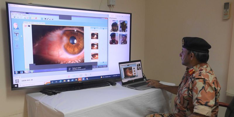 الخدمات الطبية للقوات المسلحة تدشن “التطبيب عن بُعد لعلاج العيون”