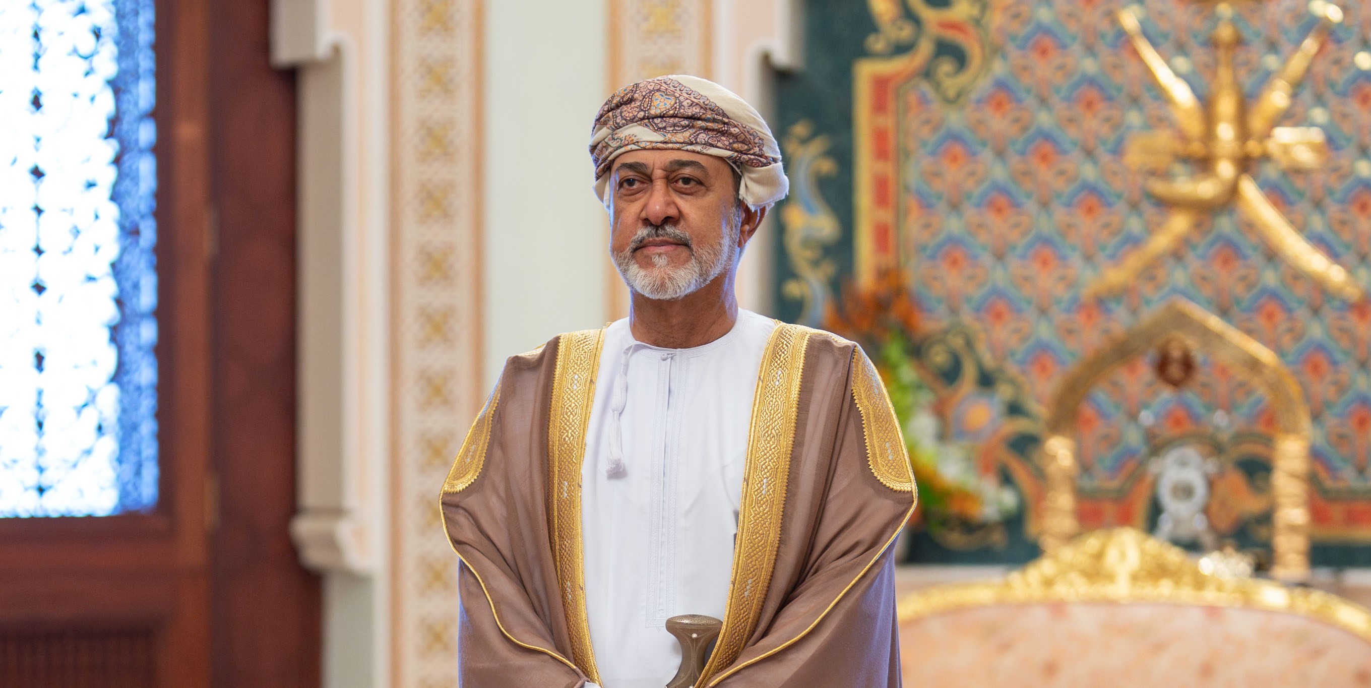 جلالةُ السُّلطان المعظّم حفظهُ اللهُ ورعاهُ يتفضّلُ فيمنحُ أوسمةً سُلطانيّةً 