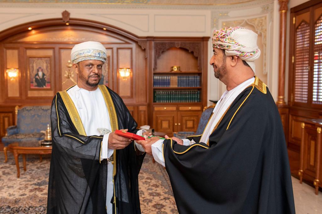 جلالة السلطان يمنح عددًا من الأوسمة