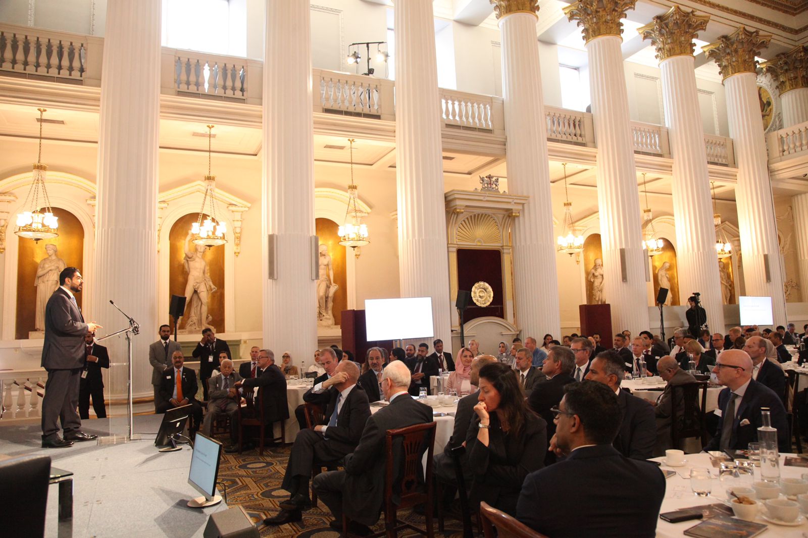 وزير التجارة يعلن تدشين مكتب المستثمر البريطاني؛ فما دوره؟