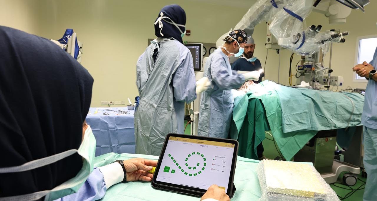 بعملية هي الأولى من نوعها: 4 مرضى يستعيدون جزءًا من سمعهم