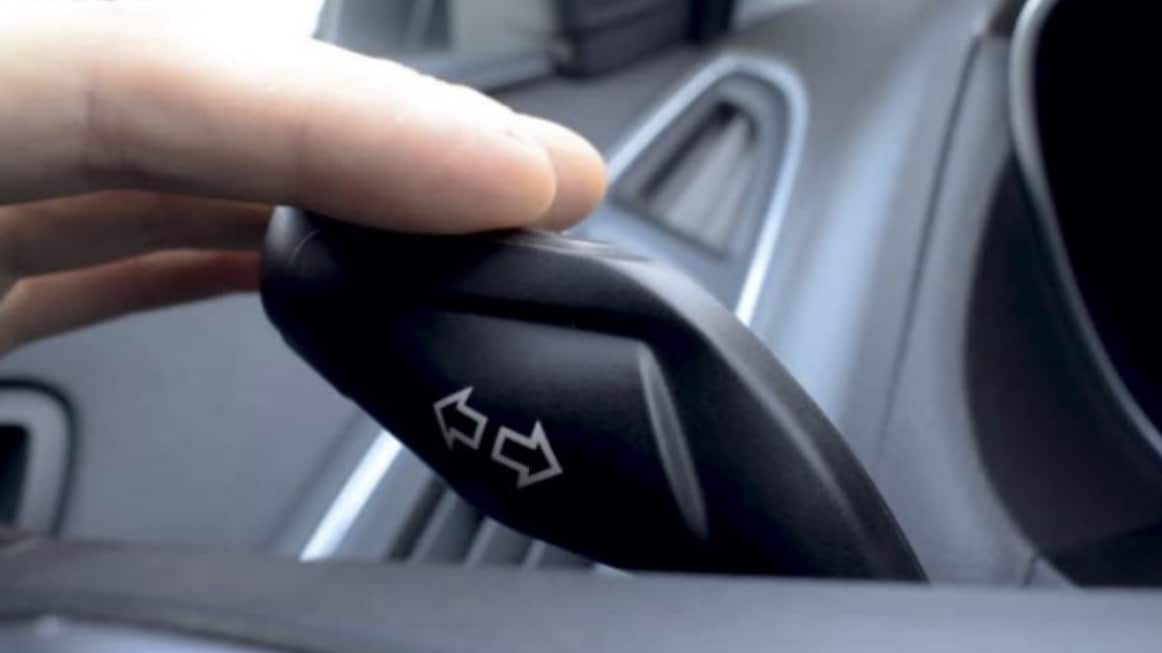 لماذا عليك الالتزام باستخدام إشارات الانعطاف؟