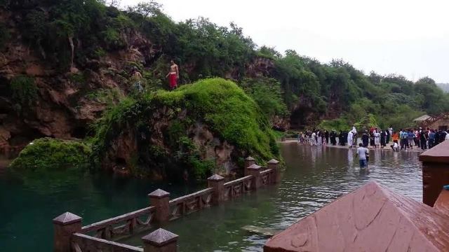 لماذا تُعدّ عين جرزيز من المزارات السياحية في ظفار؟