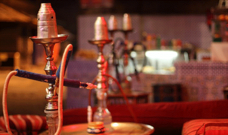 أقل من 18 عامًا وأكبر من 60 غير مسموح لهم دخول مقاهي الشيشة