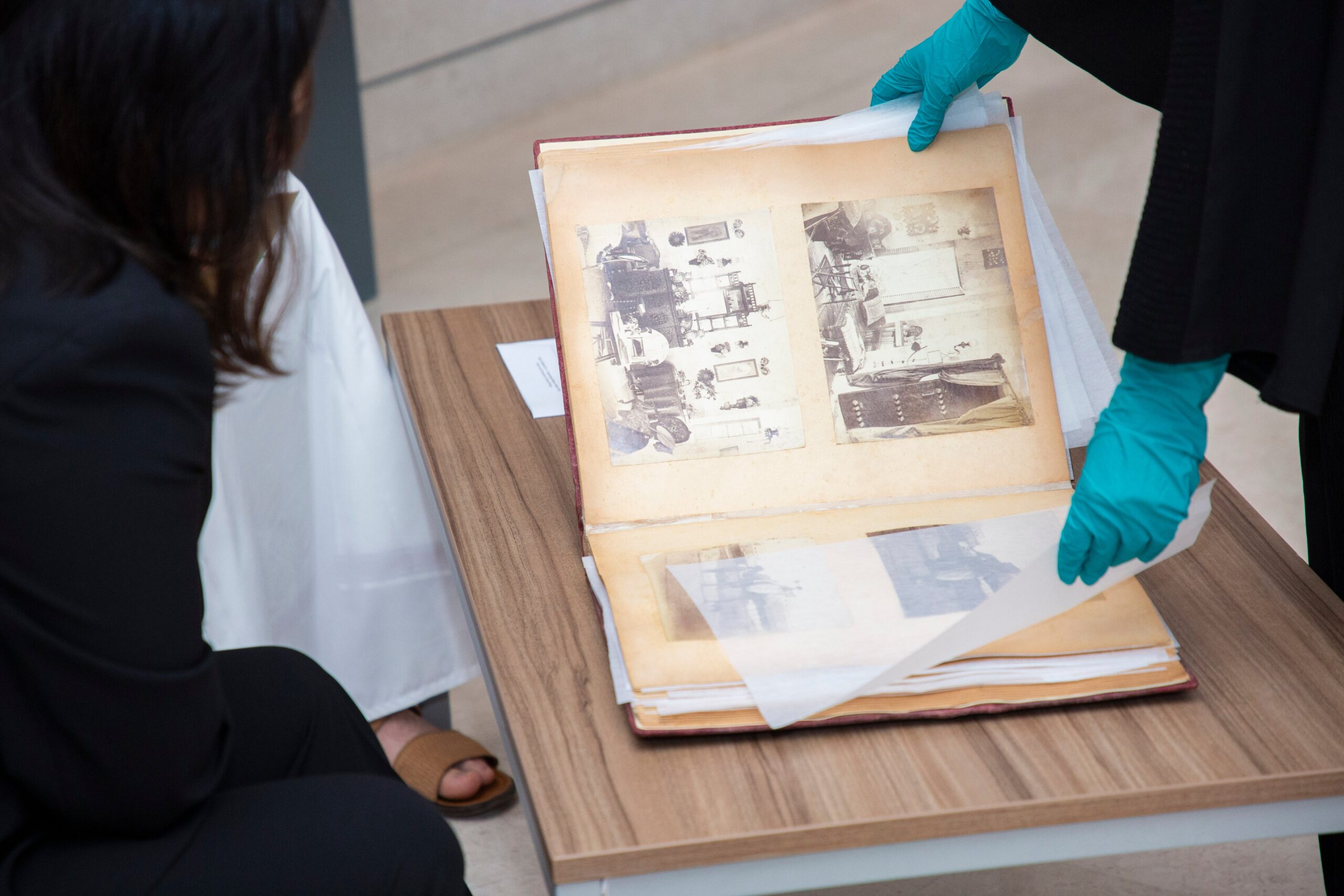 تأهيل ألبوم صور تاريخية للسلطنة تعود للقرن التاسع عشر