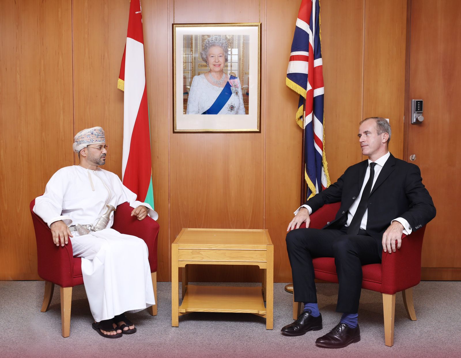 بالصور: السيد بدر يعزي في وفاة إليزابيث الثانية