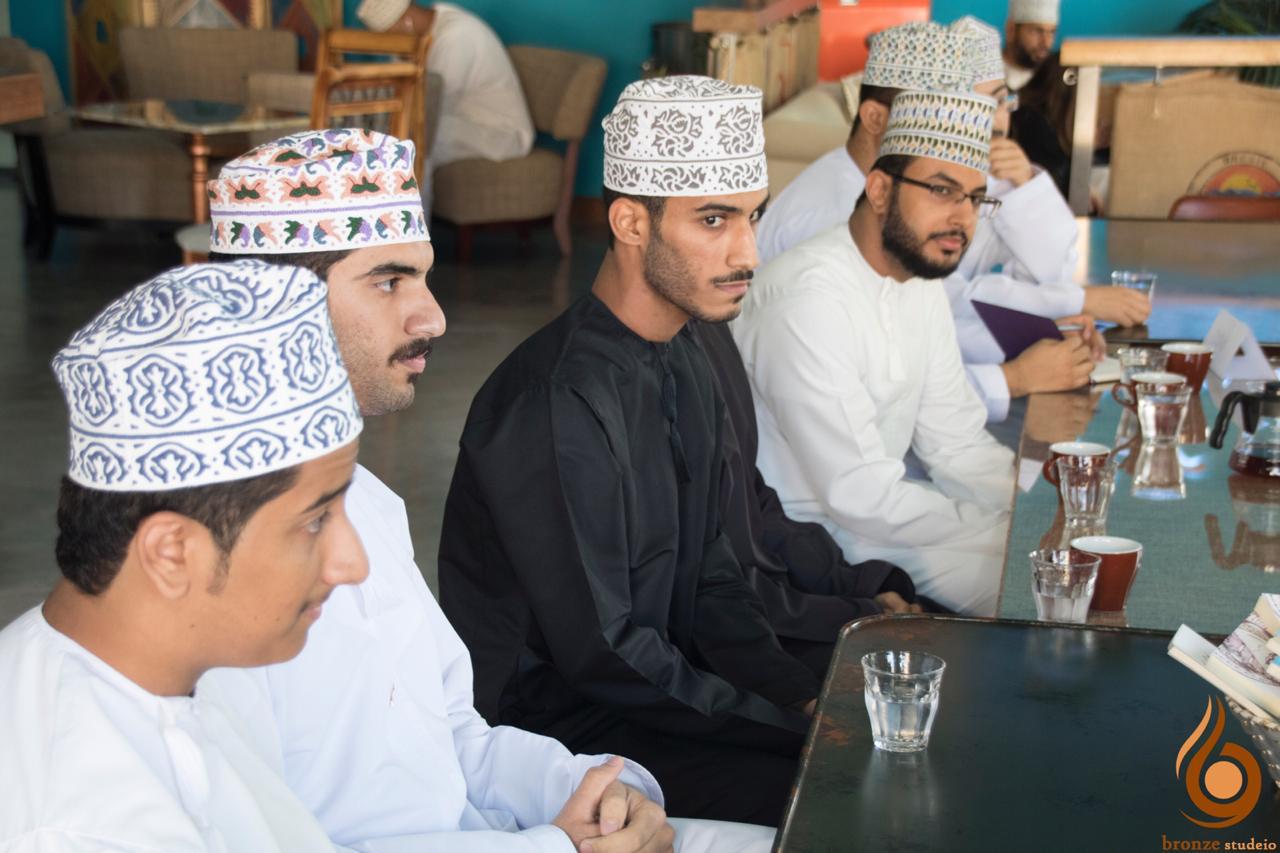 جلسة أدبية بحضور كتاب وشعراء عُمانيين شباب
