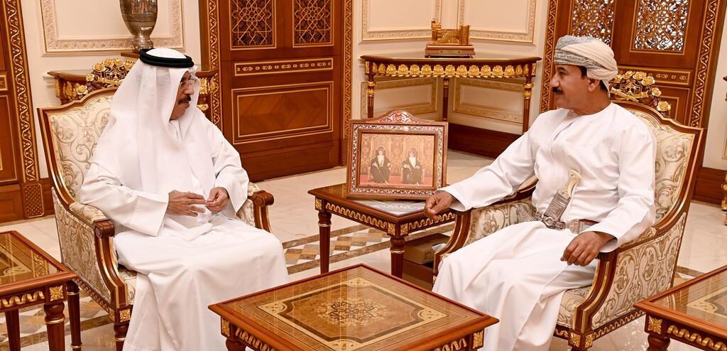 وزير المكتب السُّلطاني يودّع السفير الإماراتي