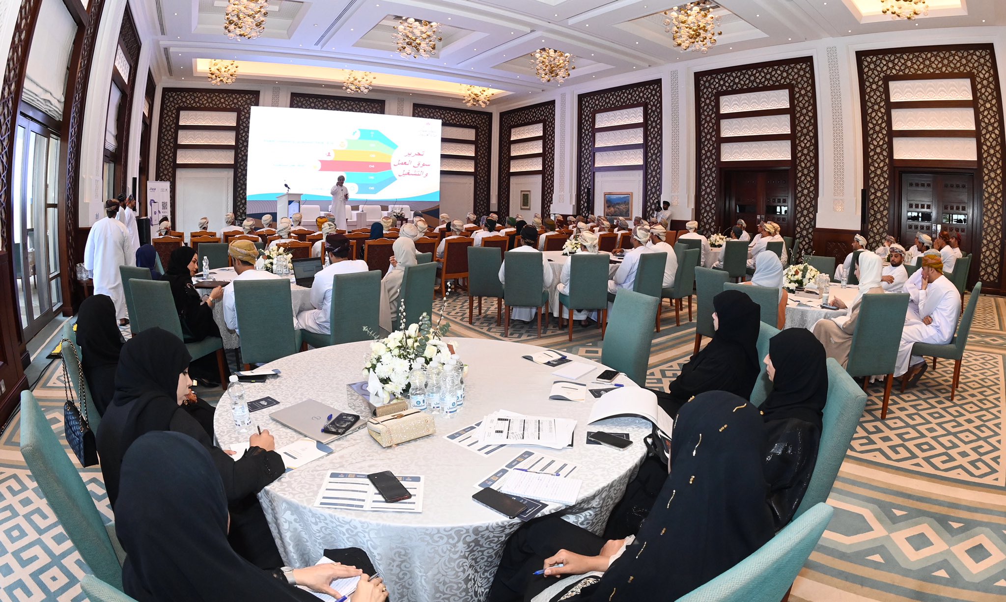 للعمانيين: تدشين تطبيق يستهدف الباحثين عن عمل وأصحاب العمل