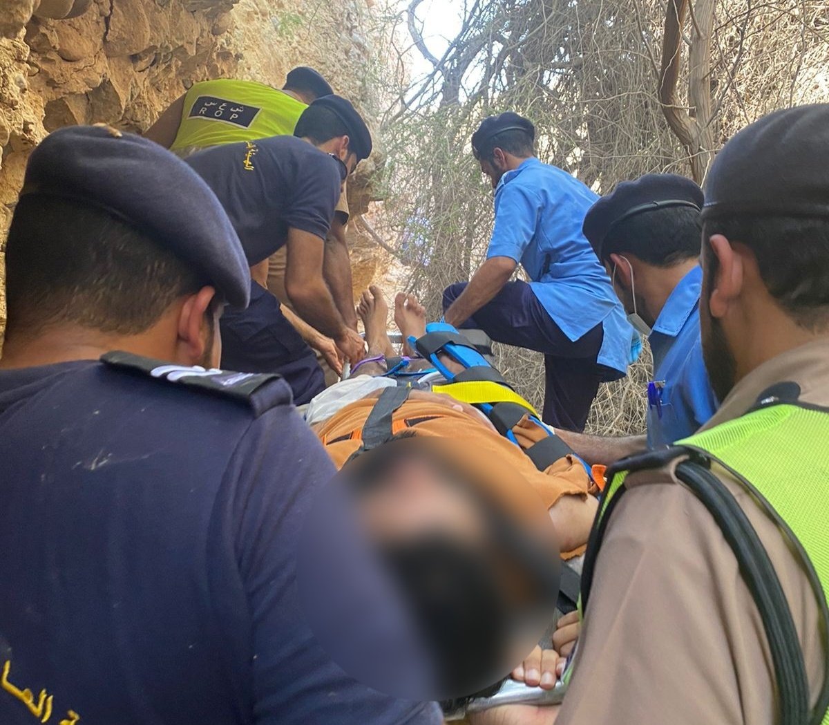 إصابة حرجة لشخص سقط من جبل بالسيب