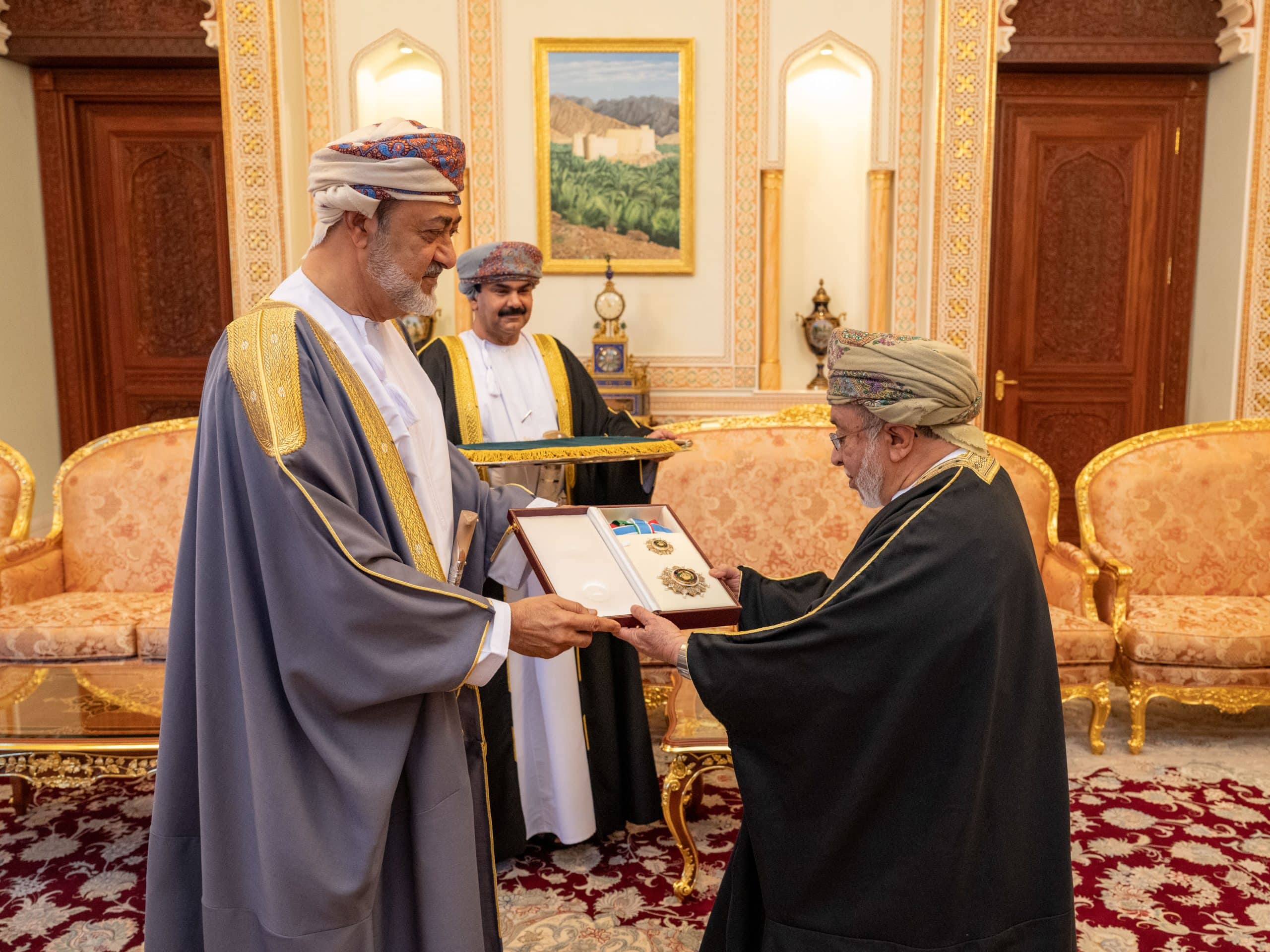 منحه جلالة السلطان وسامًا: من هو الوزير المتقاعد محمد العلوي؟