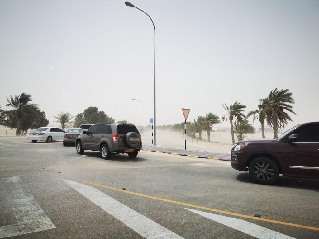 صور ومقاطع توضح ازدحامًا في طريق نزوى – ثمريت..وبعض سالكيه يوضحون الأسباب