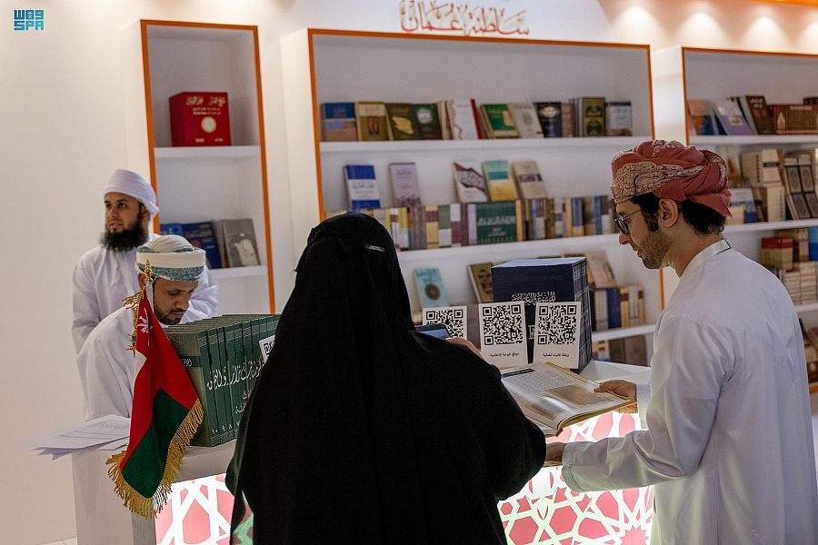أقدم مخطوطة عمانية تبهرُ زوار معرض الرياض