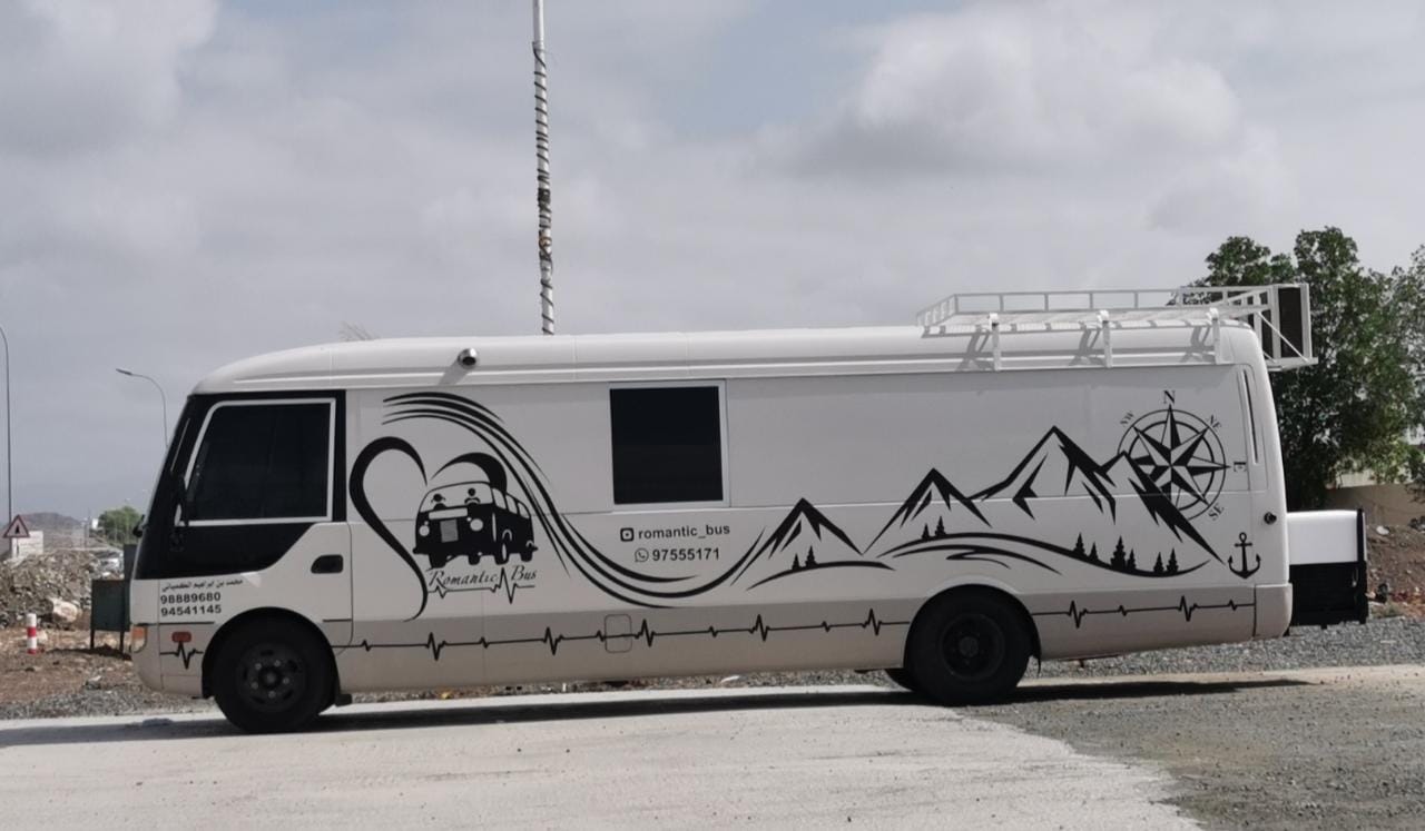 “الباص الرومنسي” مشروع لشابين عمانيين، فما هو؟