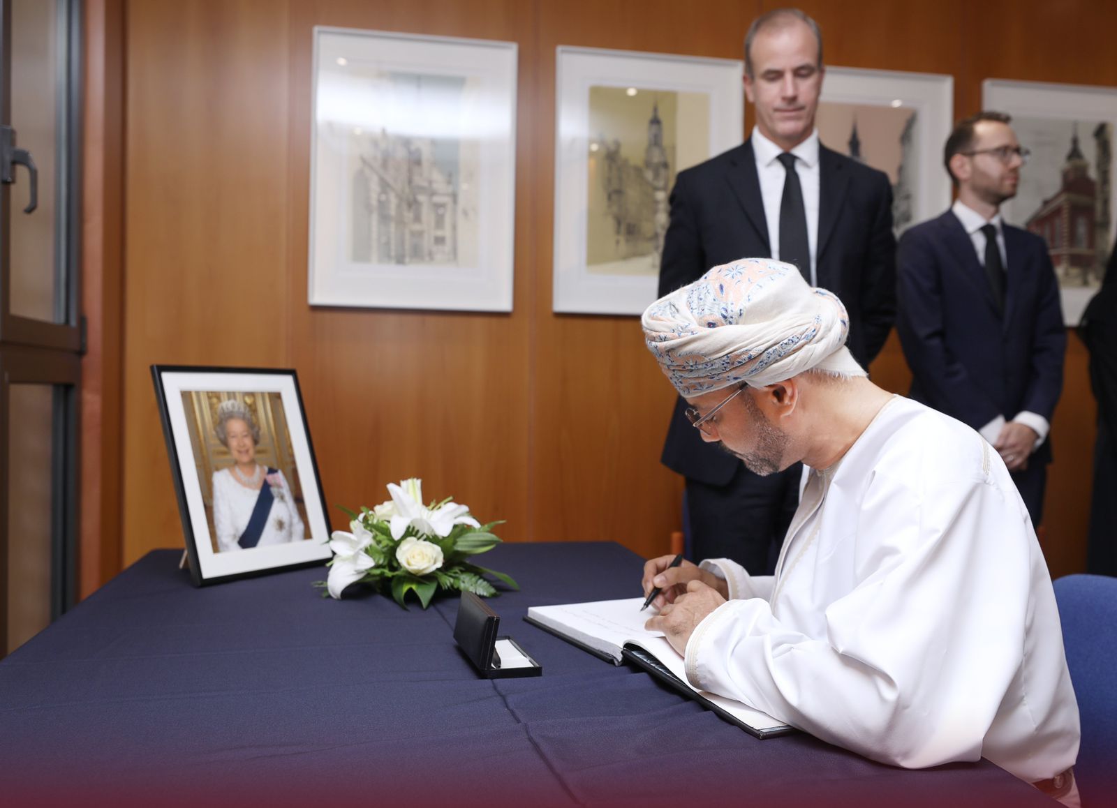 بالصور: السيد بدر يعزي في وفاة إليزابيث الثانية