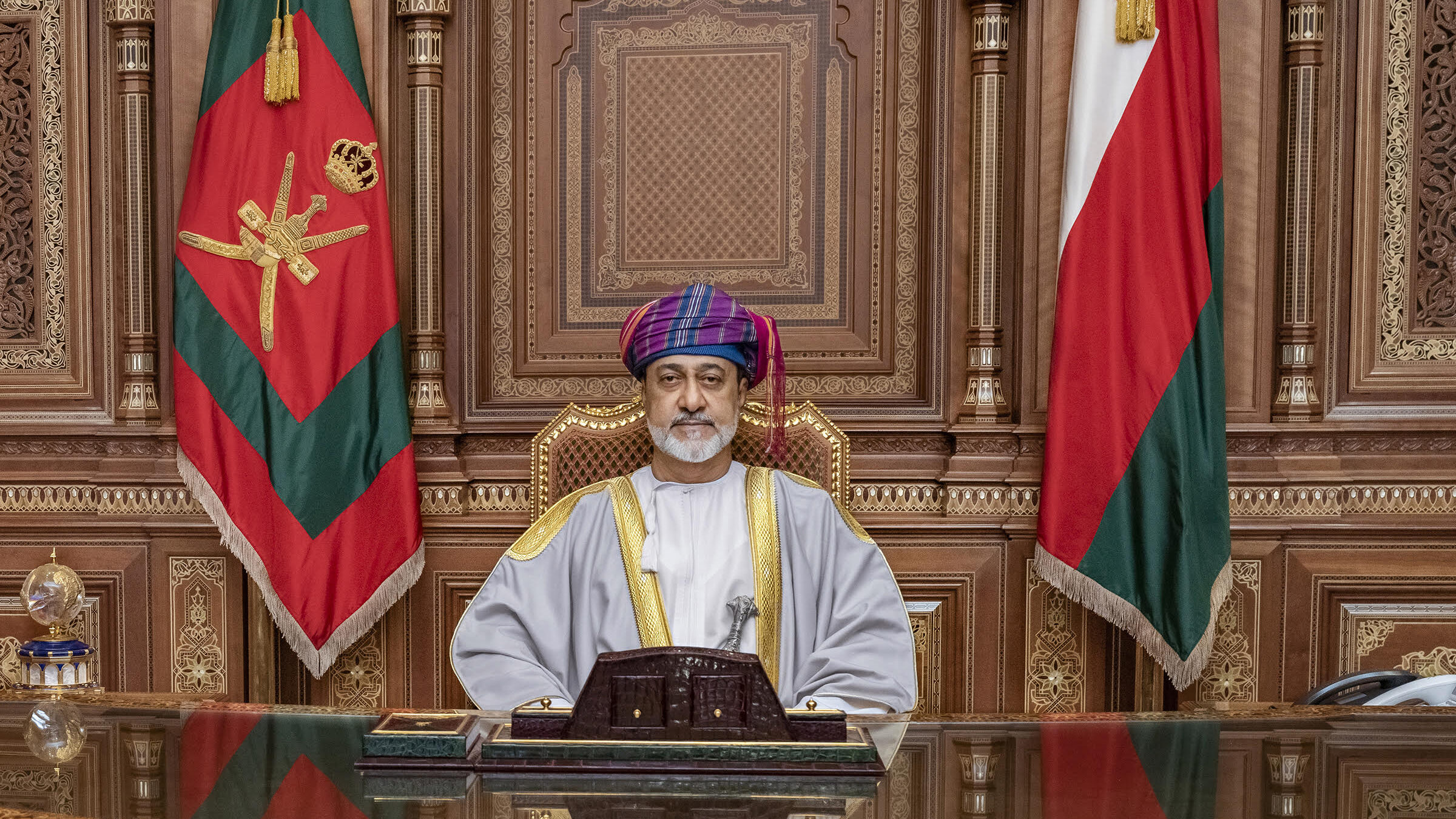 جلالة السلطان يمنح عددًا من الأوسمة