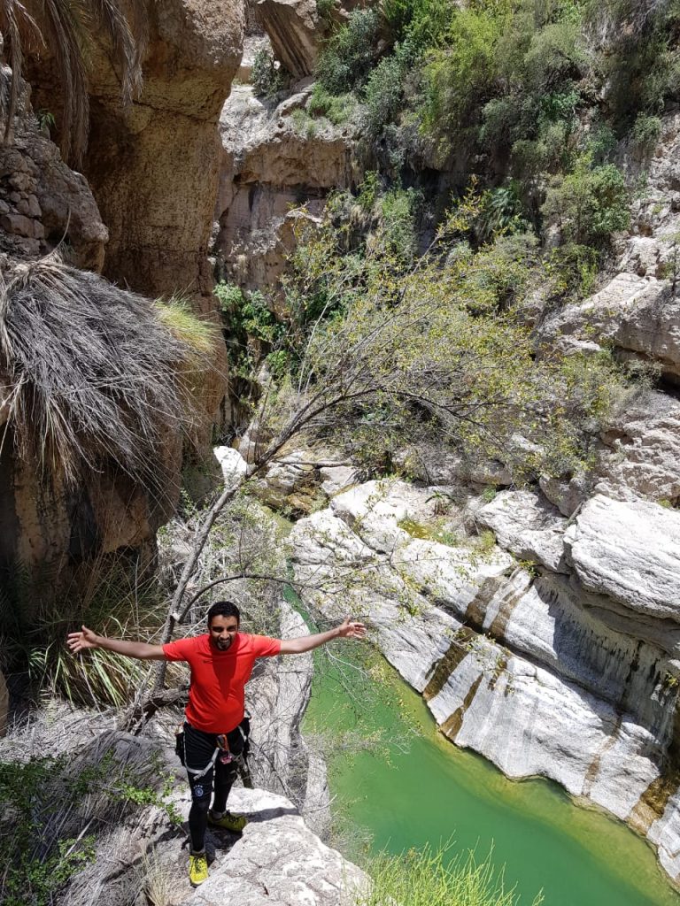 بالصور: شباب عُمانيون يكتشفون كهفًا به نقوش ورموز كتابية يُعتقد بأقدميتها
