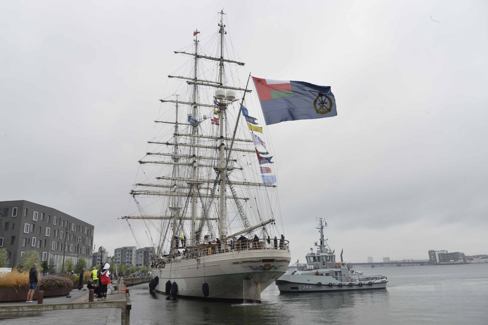 حاملةً رسالة عمانية سامية: “شباب عُمان الثانية” ترسو في محطة جديدة