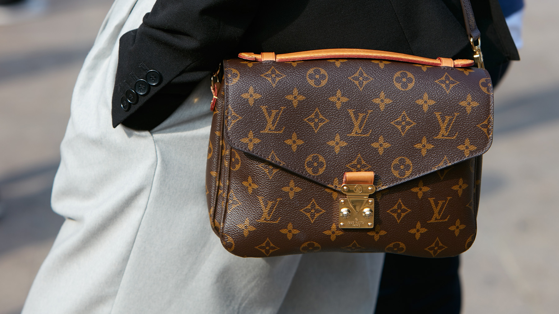 Louis Vuitton factory workers in France stage walkout demanding higher pay,  protesting against changes in working hours — TFR